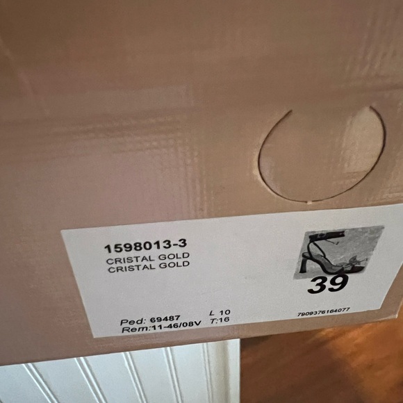 Vicenza Butterfly Wrap
Heels NEW - Picture 8 of 10